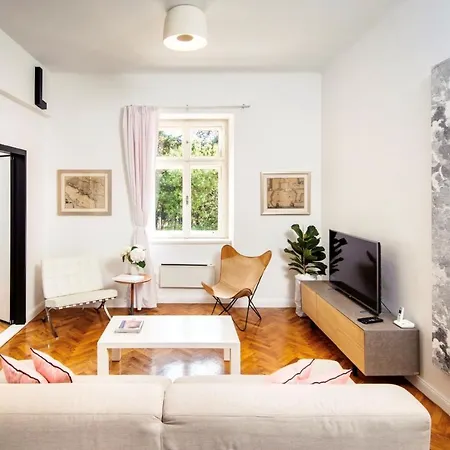 Apartment Atelier *